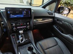 Lexus LM 300h Four-Seat Royal Edition - фото 12
