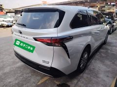 Toyota Sienna 2.5L Hybrid Premium Edition - фото 6