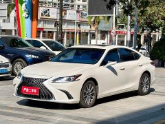 Lexus ES 200 Excellence Edition - ფოტო 1
