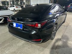 Lexus ES 200 Excellence Edition - ფოტო 2