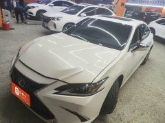 Lexus ES 200 Excellence Edition - ფოტო 1
