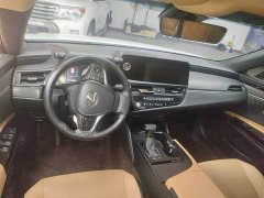 Lexus ES 200 Excellence Edition - ფოტო 3