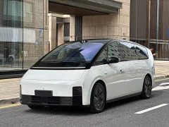 Li Auto MEGA Ultra Smart Refresh Edition - ფოტო 1