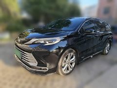 Toyota Sienna 2.5L Hybrid Platinum Edition - фото 1