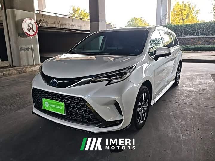Toyota Grevias 2.5L Hybrid Luxury