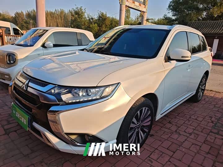 Mitsubishi Outlander Facelift 2.0L FWD Comfort 5-Seater - автомобиль из Китая