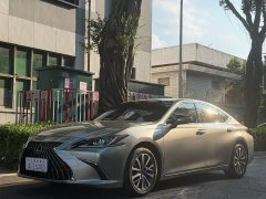 Lexus ES 200 Excellence Edition - ფოტო 1