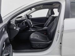 Hyundai Elantra 1.5L CVT Luxury - ფოტო 10
