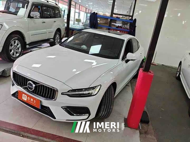 Volvo S60 B4 Smart Luxury Edition - автомобиль из Китая