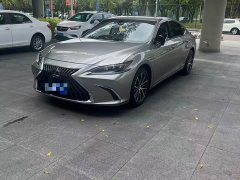 Lexus ES 300h Premium Edition - ფოტო 1