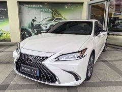 Lexus ES 300h Excellence Edition - ფოტო 1
