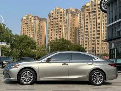 Lexus ES 200 Excellence Edition - ფოტო 3