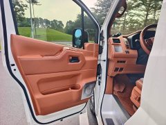 Toyota HIACE 3.5L Automatic 7-Seater - ფოტო 7