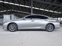 Lexus ES 200 Excellence Edition - ფოტო 4
