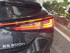 Lexus ES 300h Executive Edition - ფოტო 7