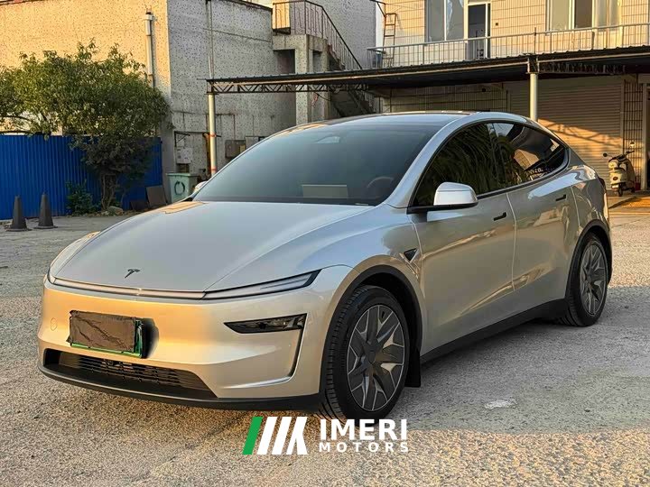 Tesla Model Y L Long Range All-Wheel Drive
