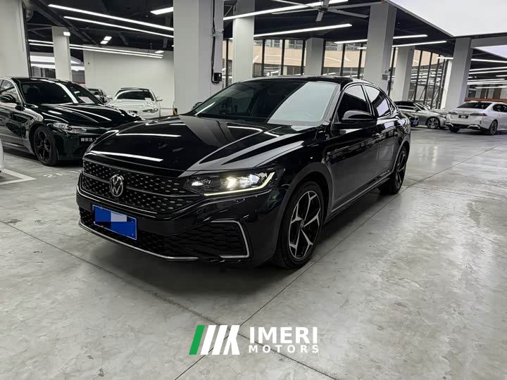 Volkswagen Passat 330TSI Starry Sky Elite