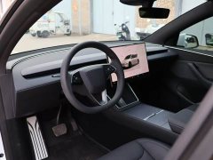 Tesla Model Y Rear-Wheel Drive - ფოტო 3