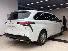 Toyota Sienna 2.5L Hybrid AWD Luxury - photo 4