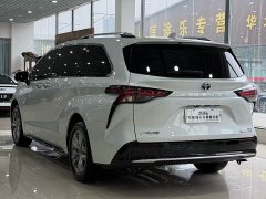 Toyota Sienna 2.5L Hybrid AWD Luxury - фото 3