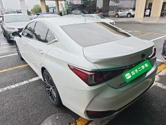 Lexus ES 300h Premium Edition - ფოტო 4