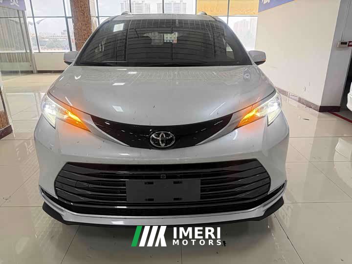 Toyota Sienna 2.5L Hybrid AWD Premium - car from China