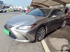 Lexus ES 200 Excellence Edition - ფოტო 1