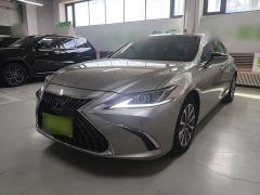 Lexus ES 200 Excellence Edition - ფოტო 1