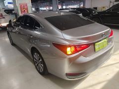Lexus ES 200 Excellence Edition - ფოტო 4