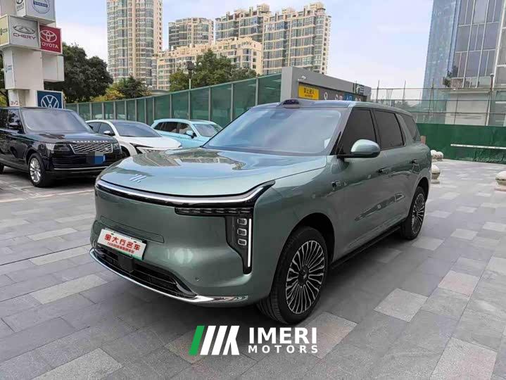 IM Motors Zhiji LS8 66 Ultra Luxury Six-Seater