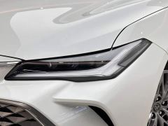 Toyota Camry Hybrid 2.5L XLE Premium - фото 17