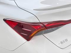 Toyota Camry Hybrid 2.5L XLE Premium - фото 19