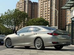 Lexus ES 300h Executive - ფოტო 4
