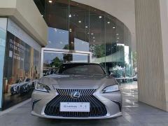Lexus ES 200 Premium Edition - ფოტო 1