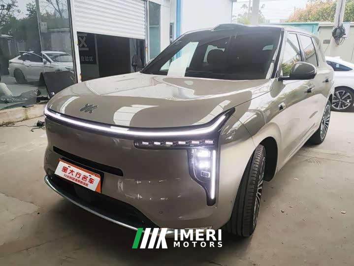 IM Motors Zhiji LS8 66 Ultra Luxury Six-Seater