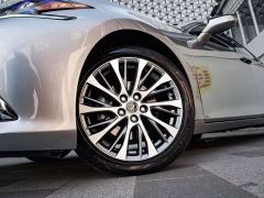 Lexus ES 300h Premium Edition - фото 6