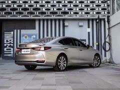 Lexus ES 300h Premium Edition - фото 8