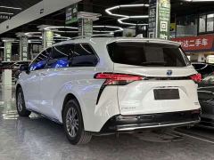 Toyota Sienna 2.5L Hybrid Premium Edition - фото 4
