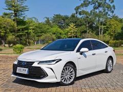 Toyota Avalon Hybrid 2.5L XLE Premium - фото 1