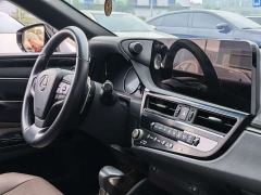 Lexus ES 300h Excellence Edition - фото 10