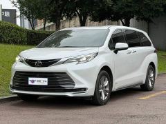 Toyota Sienna 2.5L Hybrid AWD Premium - photo 1