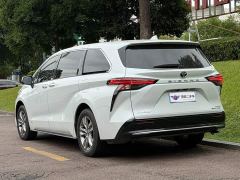 Toyota Sienna 2.5L Hybrid AWD Premium - photo 4