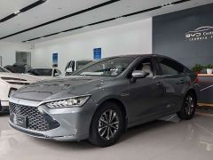 BYD Qin PLUS Glory Edition DM-i 55KM Leading - фото 1
