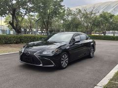 Lexus ES 200 Excellence Edition - ფოტო 1