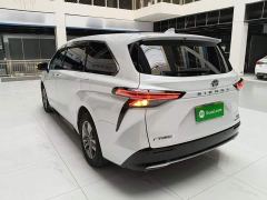 Toyota Sienna 2.5L Hybrid AWD Premium - photo 4