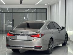 Lexus ES 300h Premium Edition - фото 7