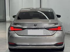 Lexus ES 300h Premium Edition - фото 8