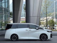 Toyota Vellfire Crown Hybrid 2.5L Executive Premier Edition - фото 3