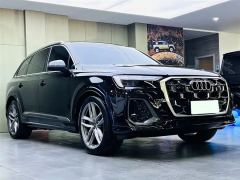 Audi Q7 45 TFSI quattro S Line Sport 7-seater - фото 3