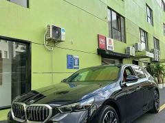 BMW 5 Series 525Li M Sport Package - ფოტო 1
